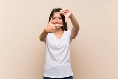 Izole arka plan odaklı yüz üzerinde Pretty genç kız. Çerçeveleme simgesi