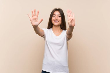 Izole arka plan üzerinde Pretty genç kız parmakları ile dokuz sayma