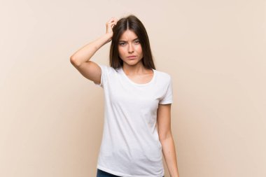 Hayal kırıklığı ve anlayış değil bir ifade ile izole arka plan üzerinde Pretty genç kız