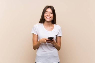 Cep telefonu ile bir mesaj göndererek izole arka plan üzerinde Pretty genç kız