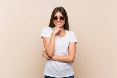 Gözlük ve gülümseyerek izole arka plan üzerinde Pretty genç kız