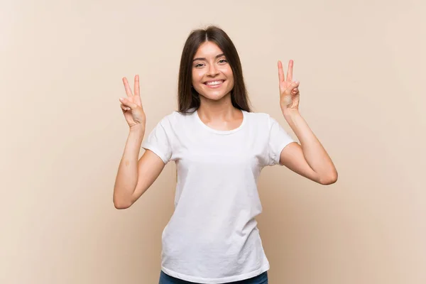 Menina Bonita Sobre Fundo Isolado Mostrando Sinal Vitória Com Ambas — Fotografia de Stock