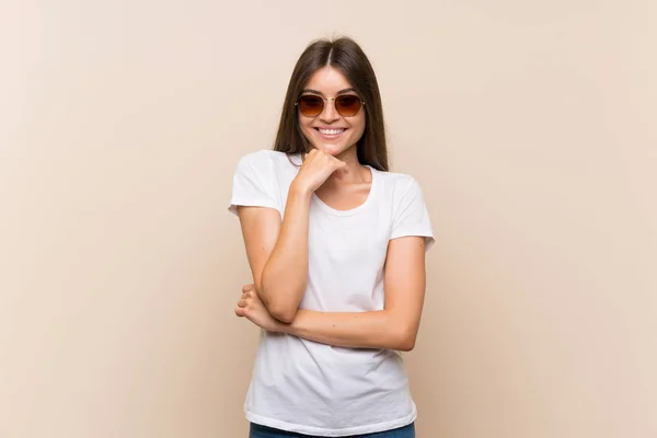 Bastante Joven Sobre Fondo Aislado Con Gafas Sonriendo —  Fotos de Stock