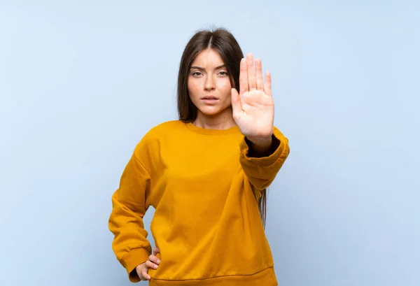 Giovane Donna Caucasica Oltre Isolato Muro Blu Facendo Gesto Arresto — Foto Stock