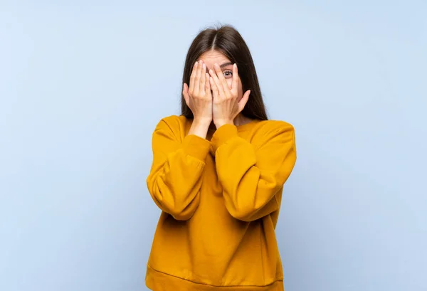 Mujer Joven Caucásica Sobre Aislada Pared Azul Cubriendo Los Ojos —  Fotos de Stock