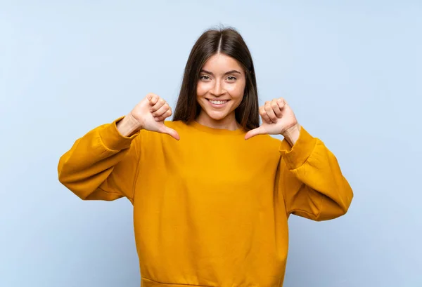 Caucásico Joven Mujer Sobre Aislado Azul Pared Orgulloso Auto Satisfecho —  Fotos de Stock