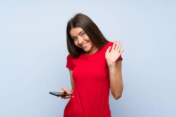 Bruna Giovane Donna Con Telefono Cellulare Oltre Isolato Muro Blu — Foto Stock