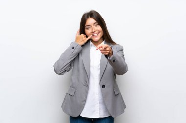 Izole beyaz arka plan üzerinde genç iş kadını telefon jest yapma ve ön işaret