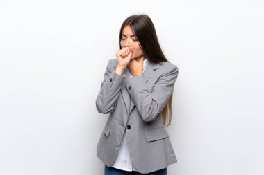 Izole beyaz arka plan üzerinde Genç iş kadını öksürük ve kötü duygu ile acı