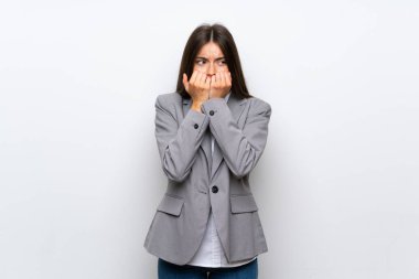 Izole beyaz arka plan sinirli üzerinde genç iş kadını sinirli ve ağız ellerini koyarak korkmuş