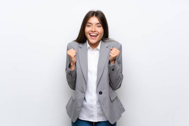 Izole beyaz arka plan üzerinde genç iş kadını kazanan pozisyonda bir zafer kutluyor