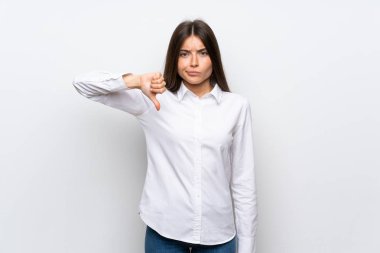 Genç kadın üzerinde izole beyaz arka plan gösteren başparmak aşağı işareti