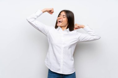 Bir zafer kutluyor izole beyaz arka plan üzerinde genç kadın