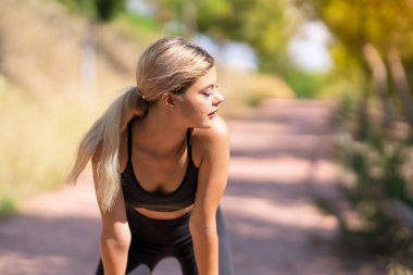 Genç spor kız açık havada spor yapıyor