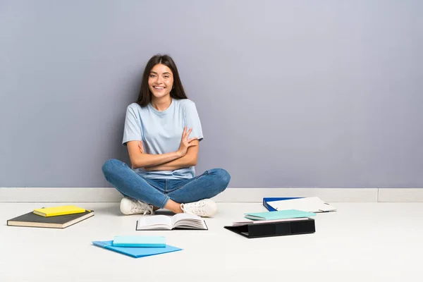 Jovem Estudante Com Muitos Livros Chão Rindo — Fotografia de Stock