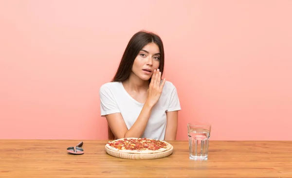 Junge Frau Mit Einer Pizza Die Etwas Flüstert — Stockfoto