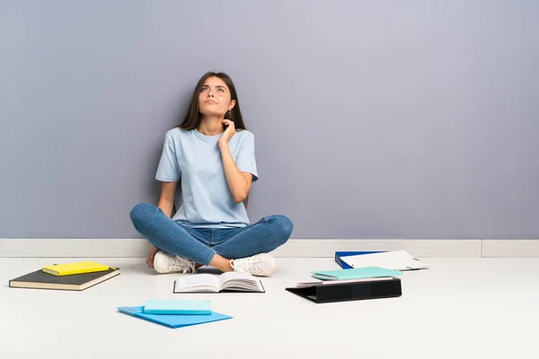 Joven Estudiante Con Muchos Libros Suelo Pensando Una Idea — Foto de Stock