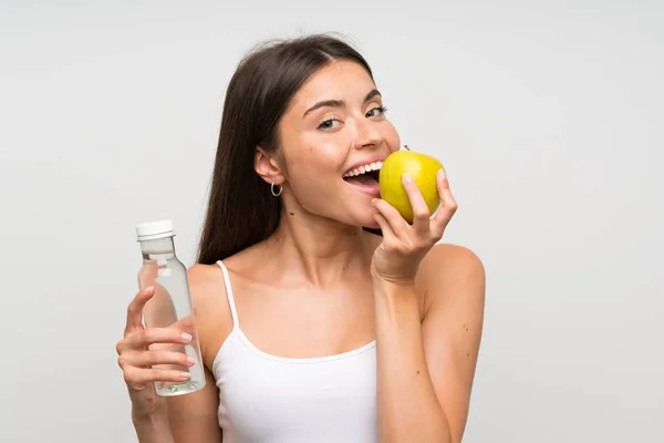 Mujer joven y bonita con una manzana y una botella de agua — Foto de Stock