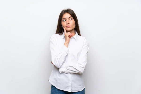 Mujer Joven Sobre Fondo Blanco Aislado Pensando Una Idea —  Fotos de Stock