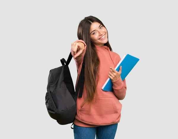 Joven Estudiante Sosteniendo Cuadernos Apuntándote Con Dedo Mientras Sonríe Sobre —  Fotos de Stock