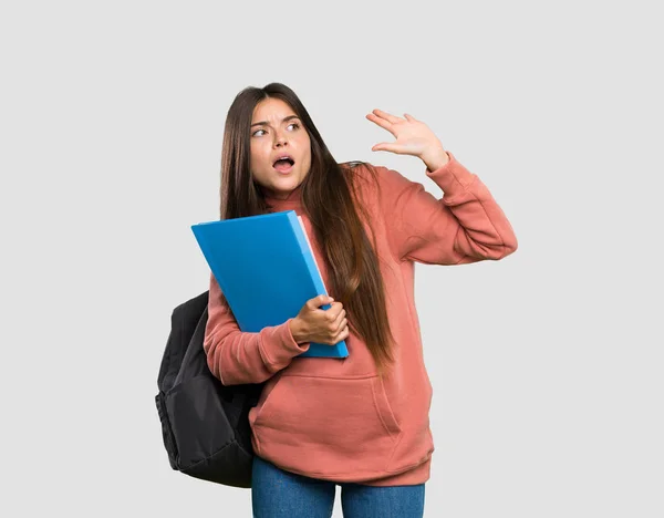 Junge Studentin Mit Notizbüchern Nervös Und Verängstigt Über Isolierten Grauen — Stockfoto