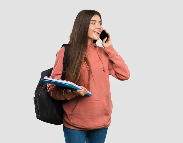 Jovem Estudante Segurando Cadernos Mantendo Uma Conversa Com Telefone Celular — Fotografia de Stock