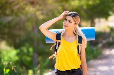 Genç kız şüpheleri olan açık havada yürüyüş