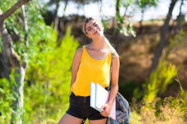 Açık havada genç genç öğrenci kız