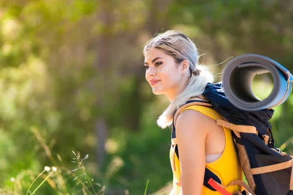 Adolescente Menina Caminhadas Livre — Fotografia de Stock