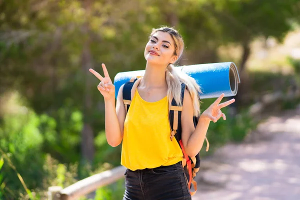 Adolescente Chica Senderismo Aire Libre Mostrando Signo Victoria Con Ambas —  Fotos de Stock