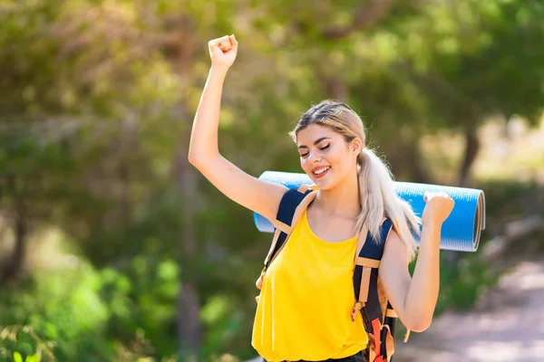 Adolescente Chica Senderismo Aire Libre Celebrando Una Victoria Posición Ganadora —  Fotos de Stock