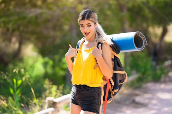 Teenager Girl Hiking Outdoors Surprise Facial Expression — Stock Photo, Image