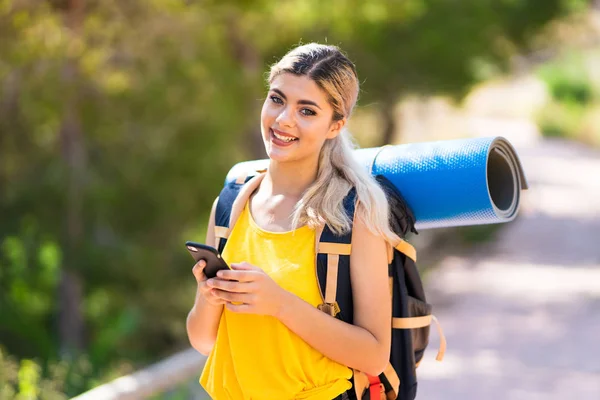 Ragazza Adolescente Escursioni All Aperto Inviando Messaggio Con Cellulare — Foto Stock