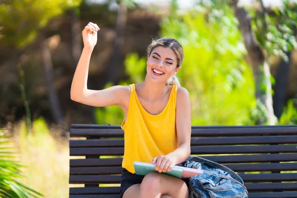 Tonåring Student Flicka Utomhus Leende Mycket — Stockfoto