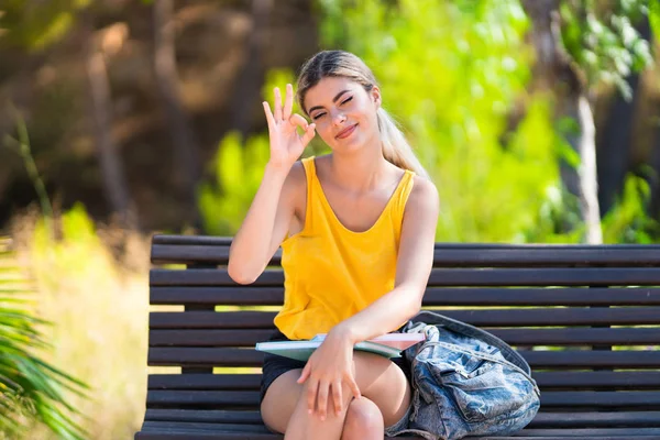 Adolescente Estudiante Chica Aire Libre Mostrando Signo Con Los Dedos —  Fotos de Stock