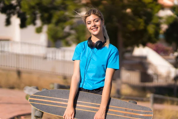Молодая Девушка Подросток Скейтом Открытом Воздухе — стоковое фото