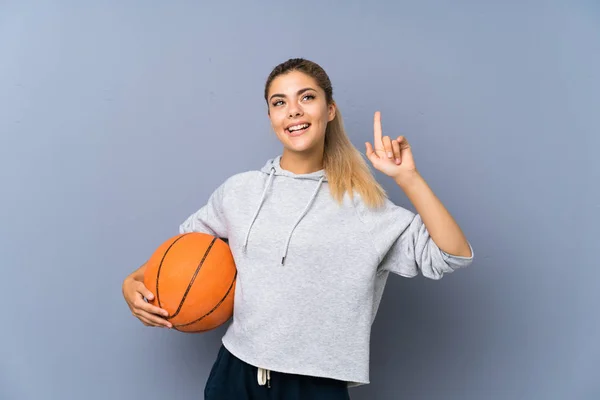 Holka Teenagerů Hraje Basketbal Přes Šedou Zeď — Stock fotografie