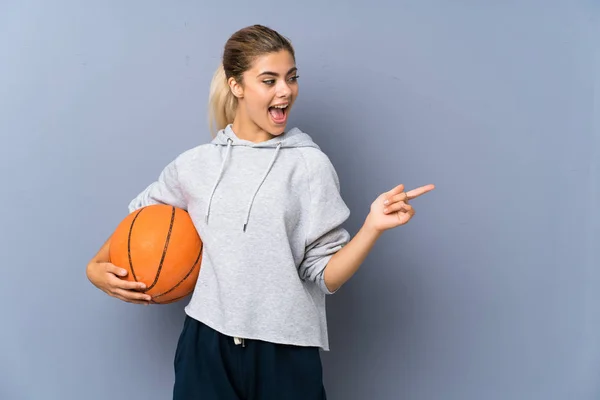 Gri Duvar Üzerinde Basketbol Oynayan Genç Kız Şaşırttı Yan Parmak — Stok fotoğraf