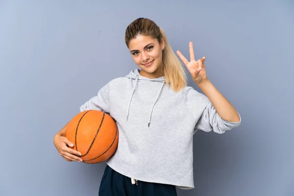 Ragazza Adolescente Che Gioca Basket Sul Muro Grigio Sorridente Mostrando — Foto Stock