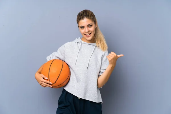 Ragazza Adolescente Che Gioca Basket Sul Muro Grigio Con Pollici — Foto Stock
