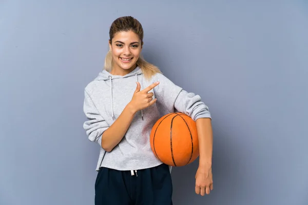 Adolescente Menina Jogando Basquete Sobre Parede Cinza Apontando Para Lado — Fotografia de Stock