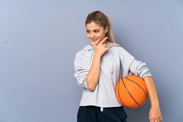 Дівчина Підліток Грає Баскетбол Над Сірою Стіною Думаючи Про Ідею — стокове фото