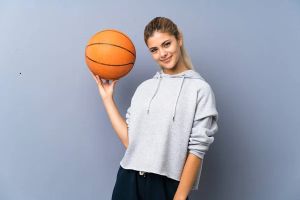 Дівчина Підліток Грає Баскетбол Над Сірою Стіною — стокове фото