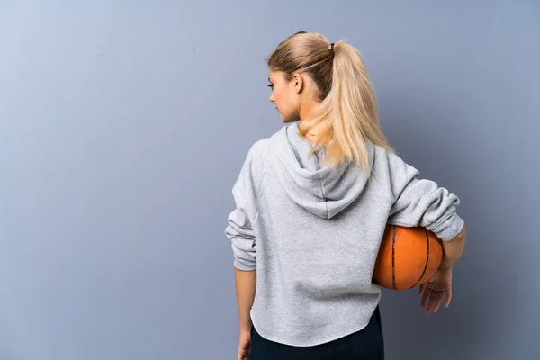 Ragazza Adolescente Che Gioca Basket Oltre Muro Grigio — Foto Stock