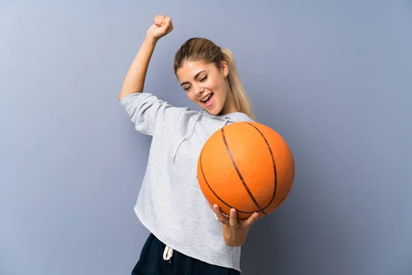 Adolescente Chica Jugando Baloncesto Sobre Gris Pared — Foto de Stock