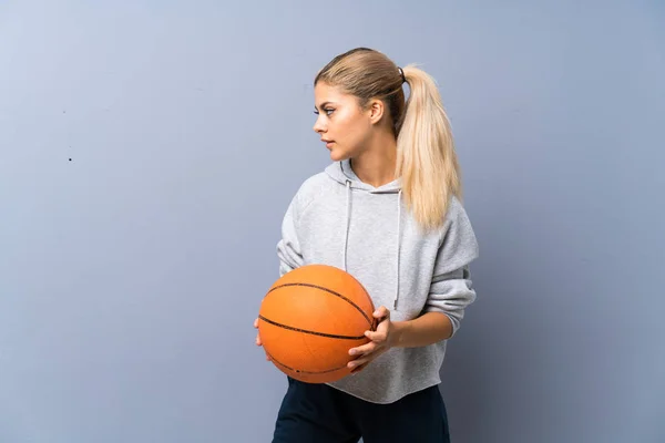 Teenagerka Hraje Basketbal Přes Šedou Zeď — Stock fotografie
