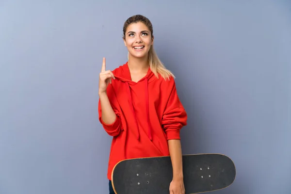 Blondes Teenager Skater Mädchen Über Graue Wand Zeigt Eine Großartige — Stockfoto