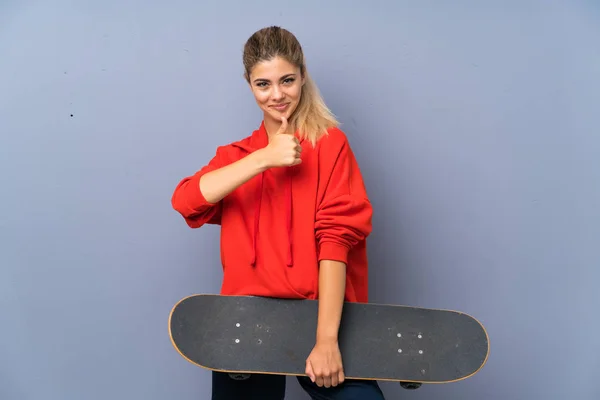 Blond Nastolatka Skater Dziewczyna Nad Szarą Ścianę Kciuki Górę Coś — Zdjęcie stockowe