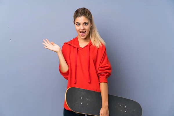 Blondes Teenager Skatergirl Über Graue Wand Mit Schockiertem Gesichtsausdruck — Stockfoto