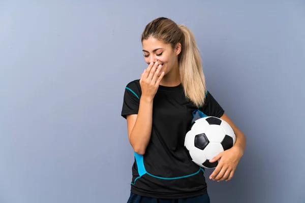 Sarışın Futbolcu Genç Kız Gri Duvarın Üzerinde Çok Gülümsüyor — Stok fotoğraf